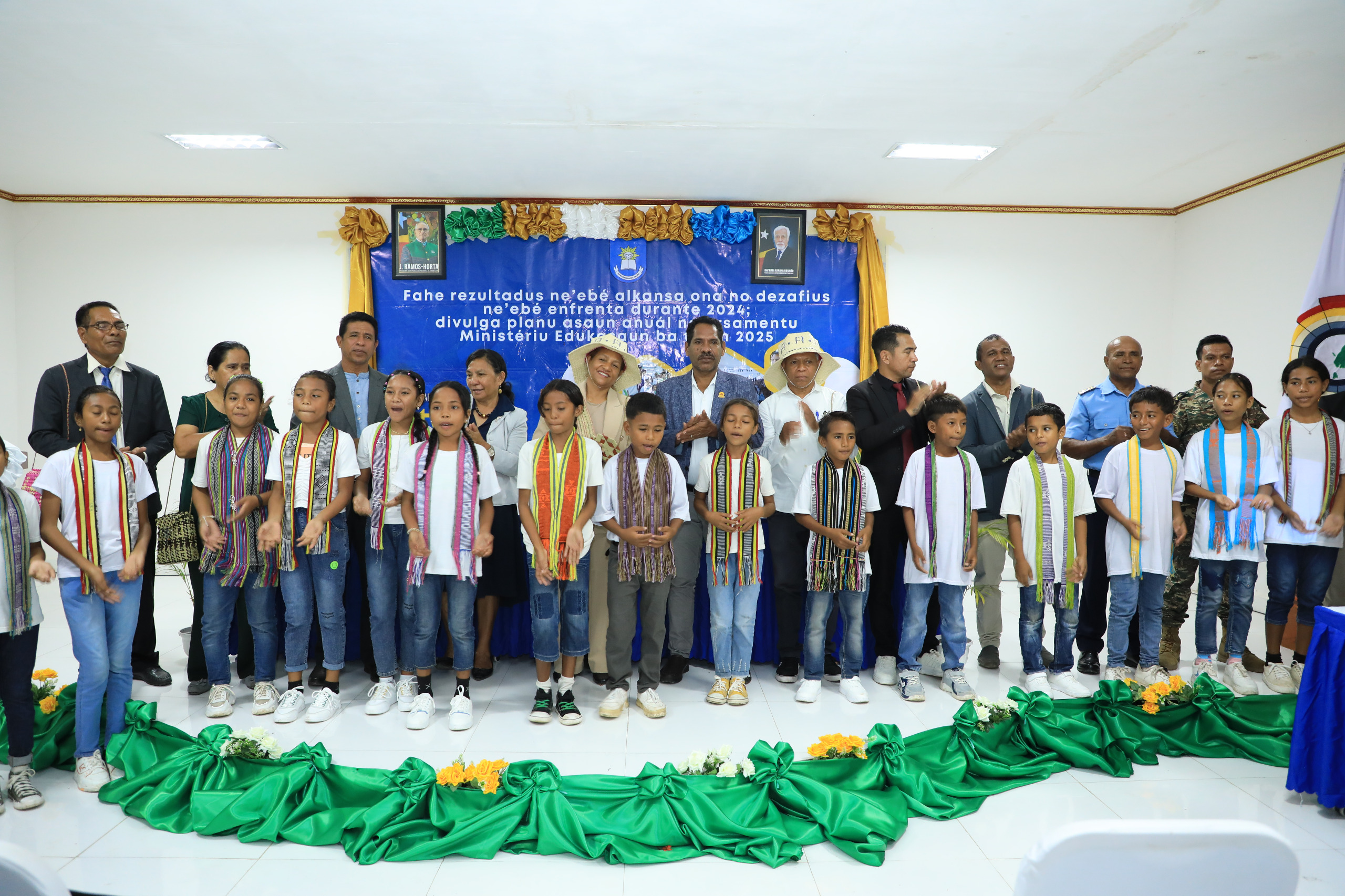 NATAL HAMUTUK HO PROFESÓR IHA ATAÚRO, ME HUSU ATU HANORIN TUIR PLANU AULA